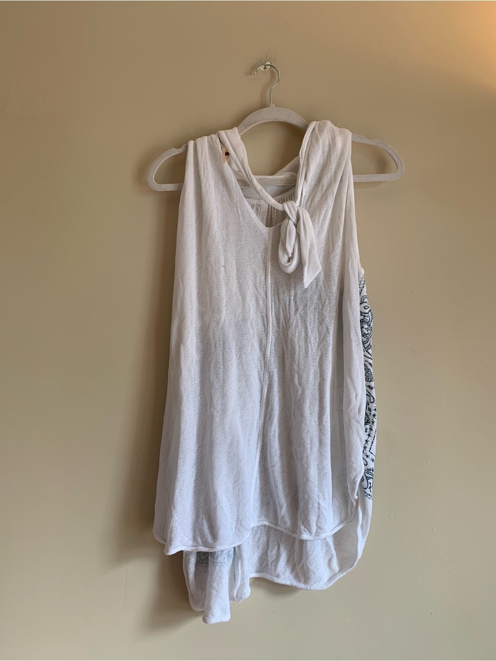 Free People White Tank Top Blue Bandana Print Blouse Women Size XS Lightweight - Picture 3 of 4